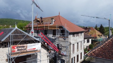 Réalisation de la toiture et pose de tuiles solaires à Yenne